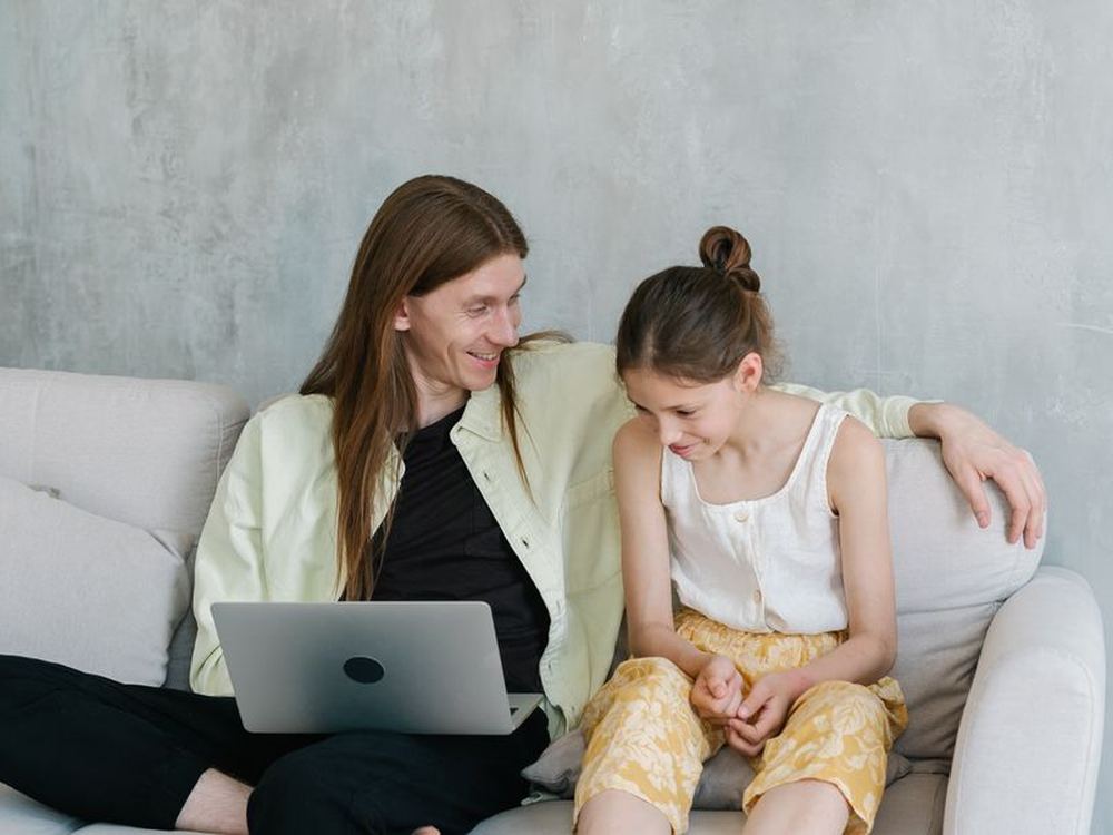Un parent et son enfant apprennent ensemble devant un ordinateur